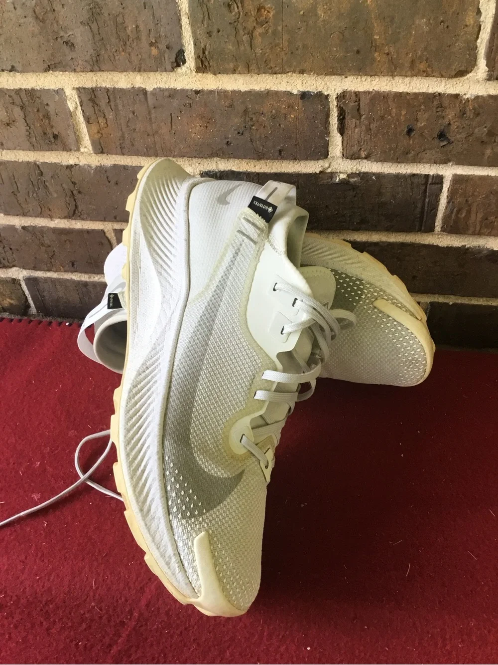 GORE-TEX Women's Running Shoe in Off-White/Cream